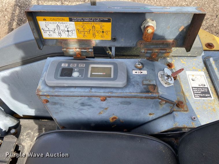 image for item JW9235 2006 John Deere 17ZTS  mini excavator