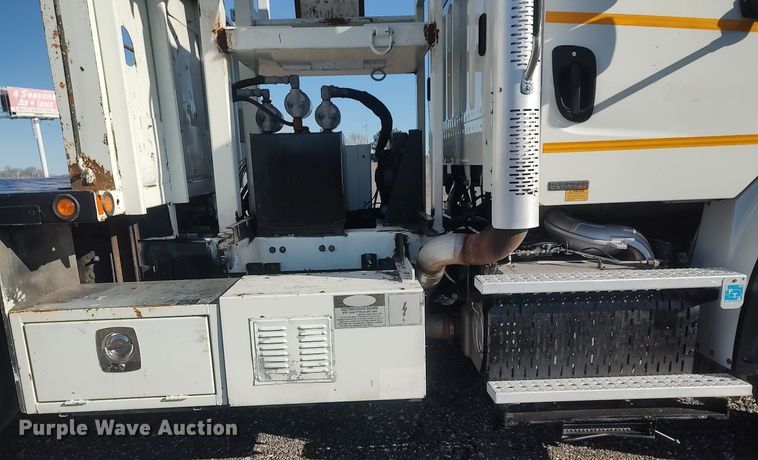 image for item JW9261 2012 Freightliner  crane truck