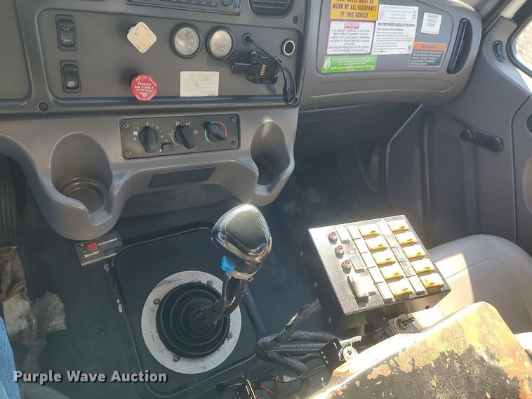 image for item JW9261 2012 Freightliner  crane truck