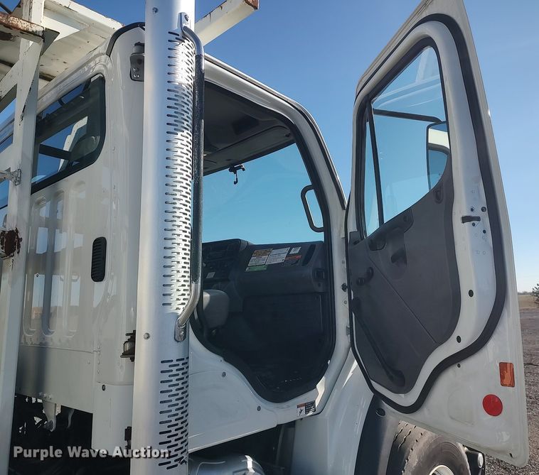 image for item JW9261 2012 Freightliner  crane truck