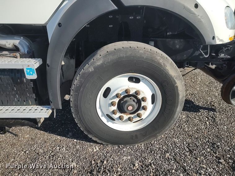 image for item JW9261 2012 Freightliner  crane truck
