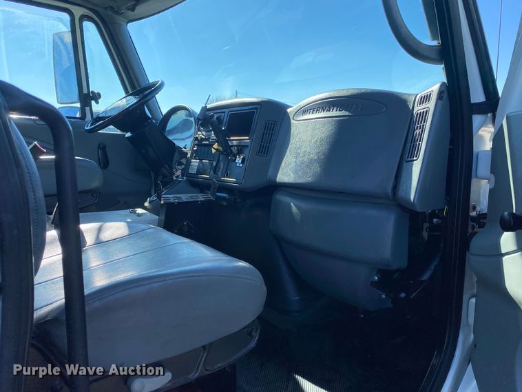 image for item JW9279 2007 International 4300  utility / service truck