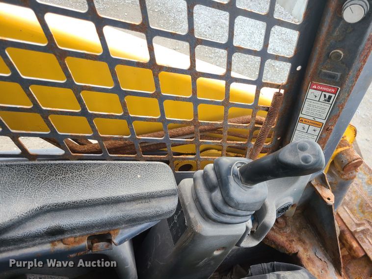 image for item JW9819 2010 Gehl V270  skid steer loader