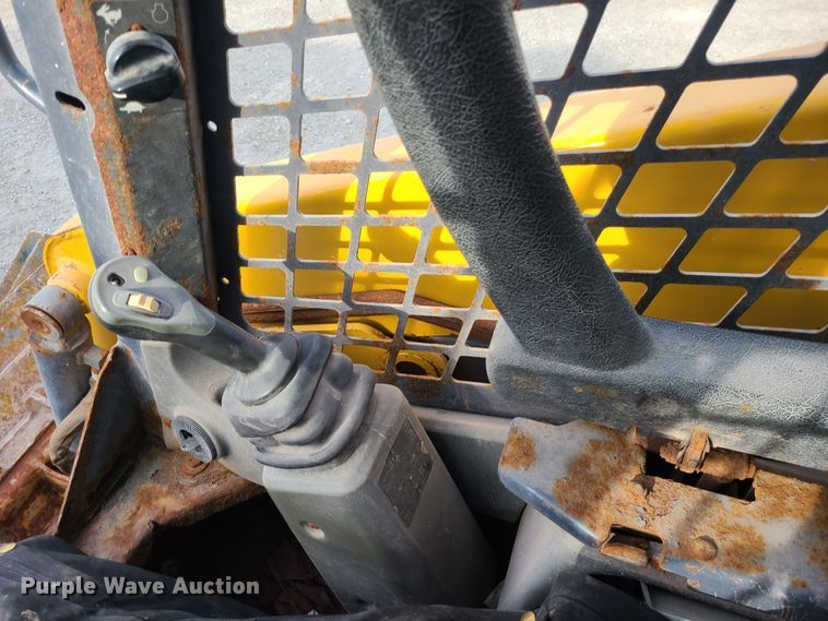 image for item JW9819 2010 Gehl V270  skid steer loader