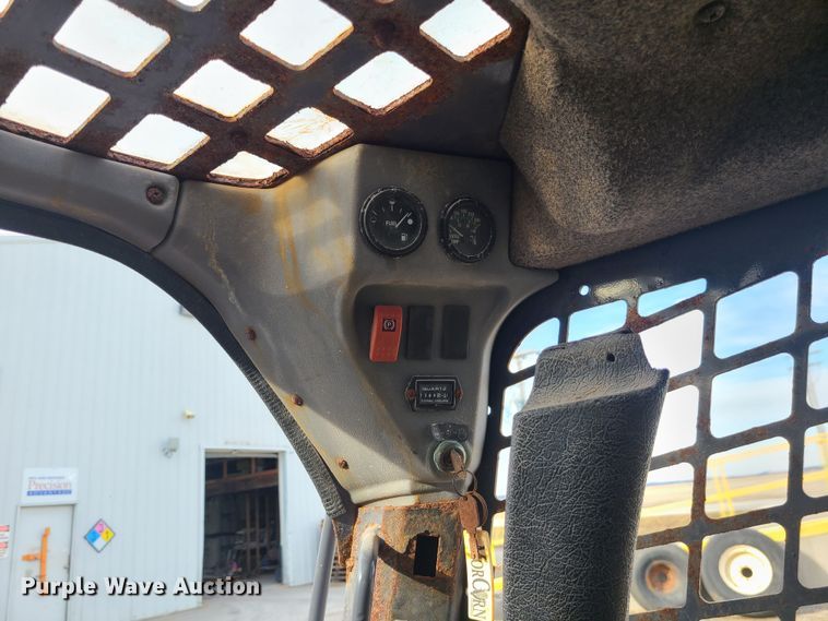 image for item JW9819 2010 Gehl V270  skid steer loader