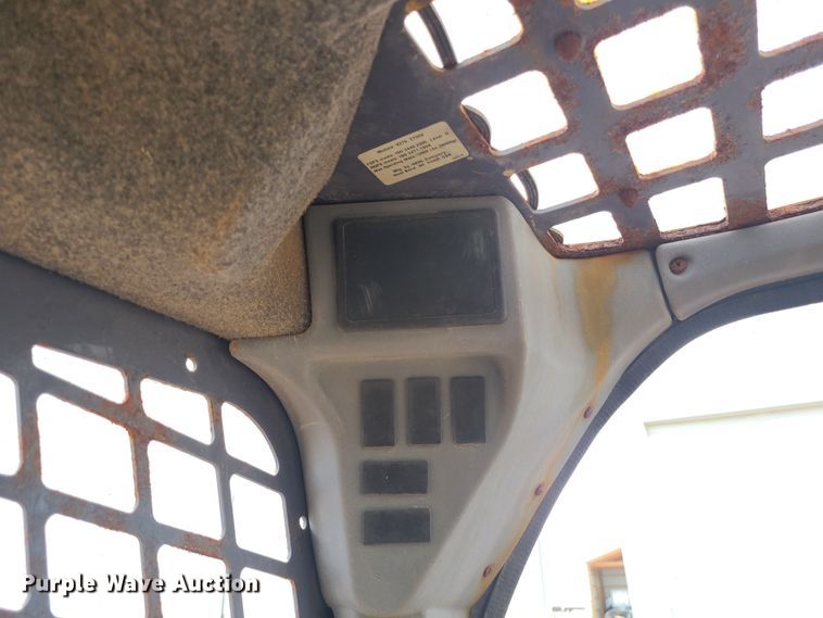 image for item JW9819 2010 Gehl V270  skid steer loader