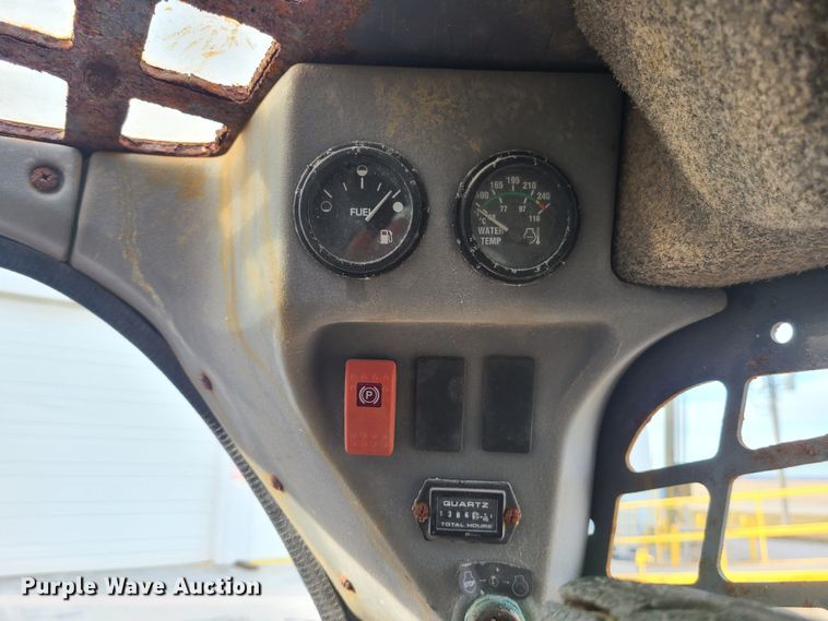 image for item JW9819 2010 Gehl V270  skid steer loader