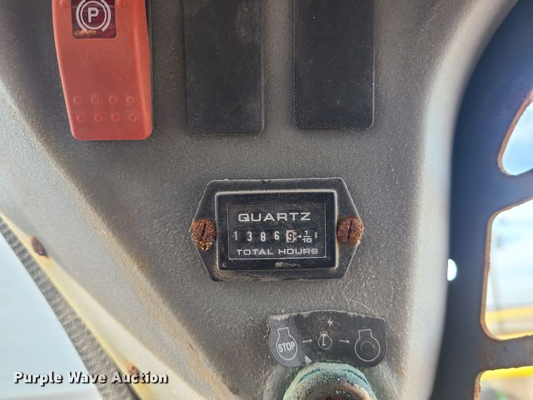 image for item JW9819 2010 Gehl V270  skid steer loader