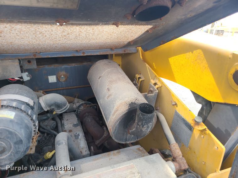 image for item JW9819 2010 Gehl V270  skid steer loader