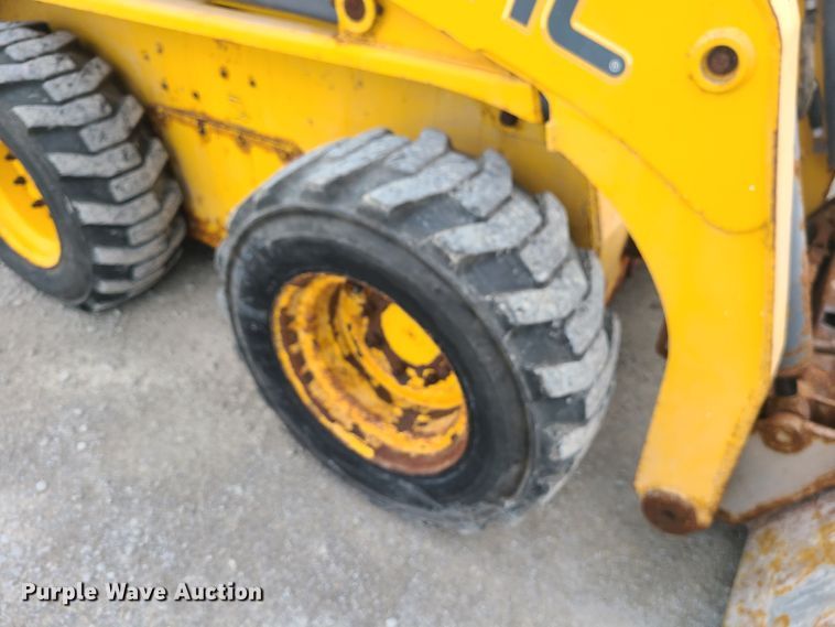 image for item JW9819 2010 Gehl V270  skid steer loader