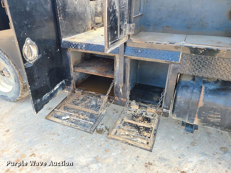 image for item JW9840 1995 GMC C6500  utility / service truck