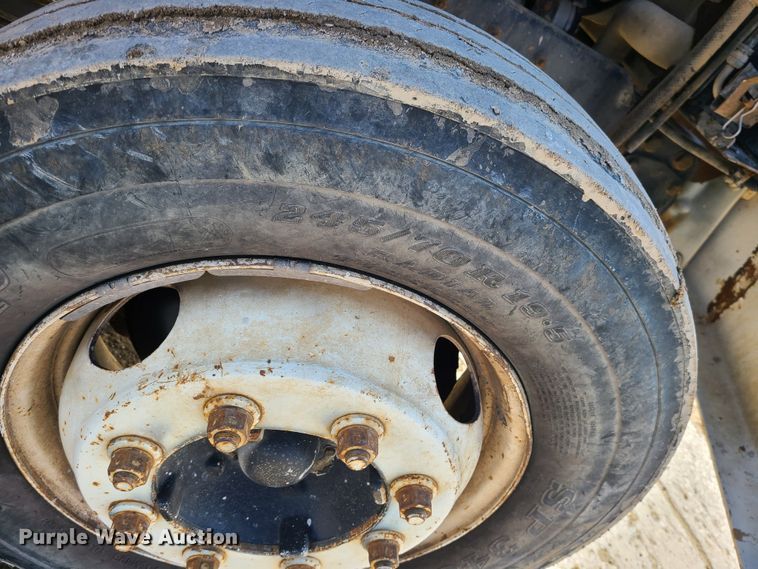 image for item JW9840 1995 GMC C6500  utility / service truck