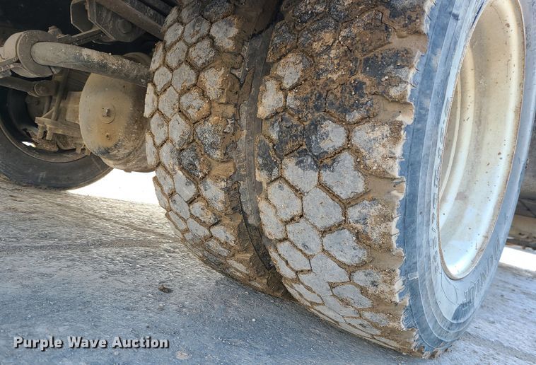 image for item JW9840 1995 GMC C6500  utility / service truck