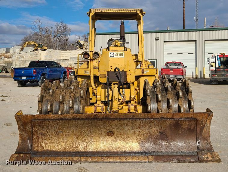 image for item JW9841 1975 Caterpillar 815  soil compactor