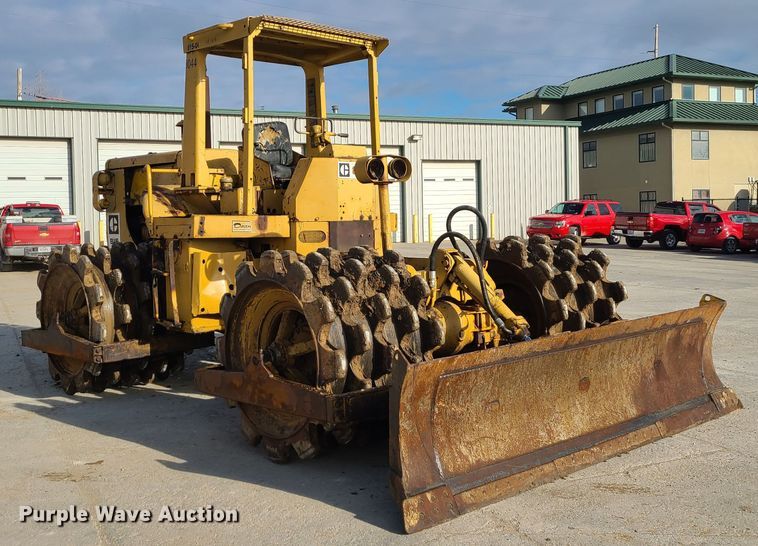 image for item JW9841 1975 Caterpillar 815  soil compactor