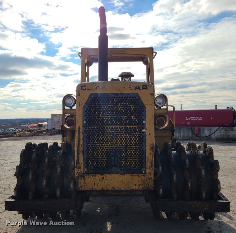image for item JW9841 1975 Caterpillar 815  soil compactor