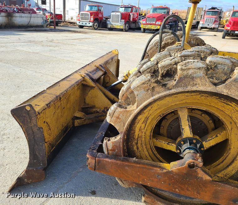 image for item JW9841 1975 Caterpillar 815  soil compactor