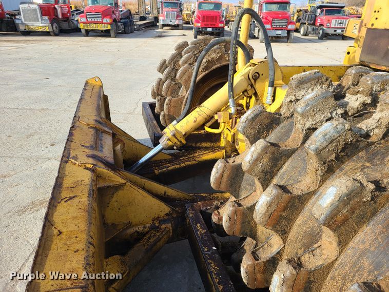 image for item JW9841 1975 Caterpillar 815  soil compactor