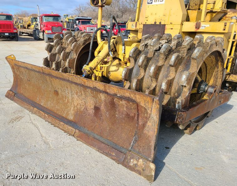 image for item JW9841 1975 Caterpillar 815  soil compactor