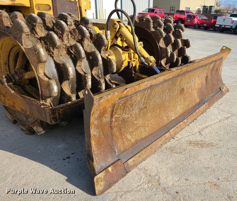 image for item JW9841 1975 Caterpillar 815  soil compactor