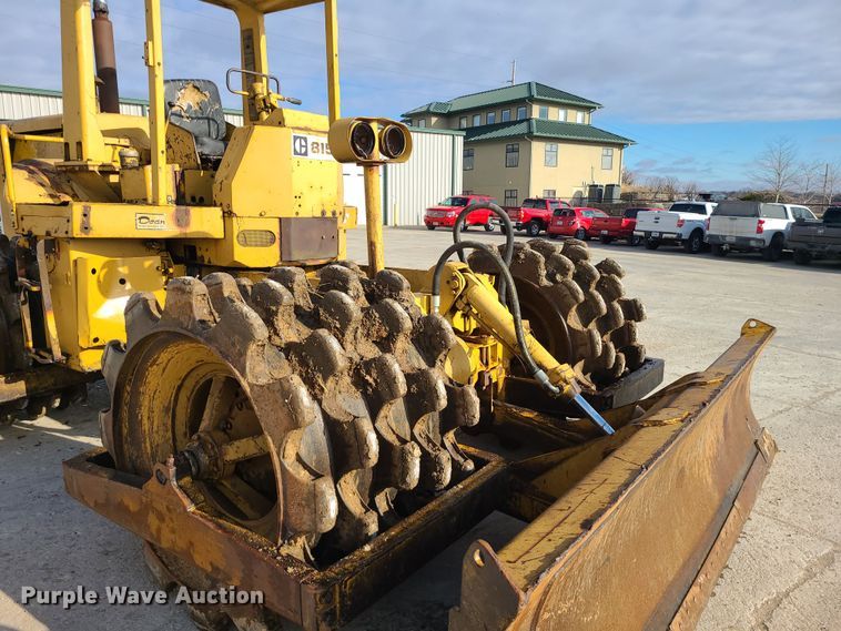 image for item JW9841 1975 Caterpillar 815  soil compactor