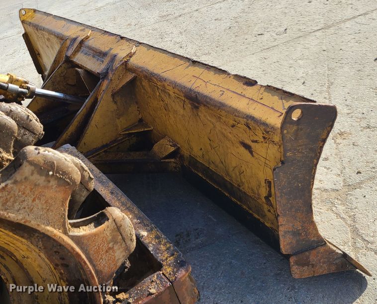 image for item JW9841 1975 Caterpillar 815  soil compactor