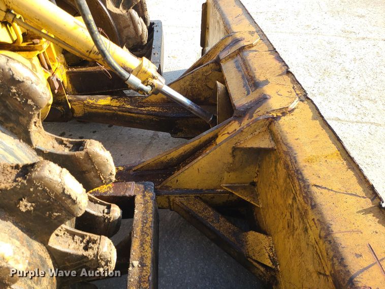 image for item JW9841 1975 Caterpillar 815  soil compactor