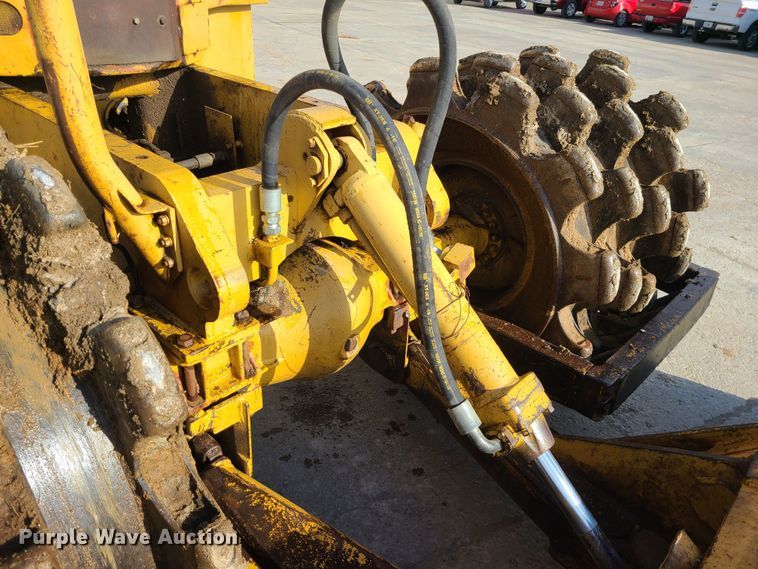 image for item JW9841 1975 Caterpillar 815  soil compactor