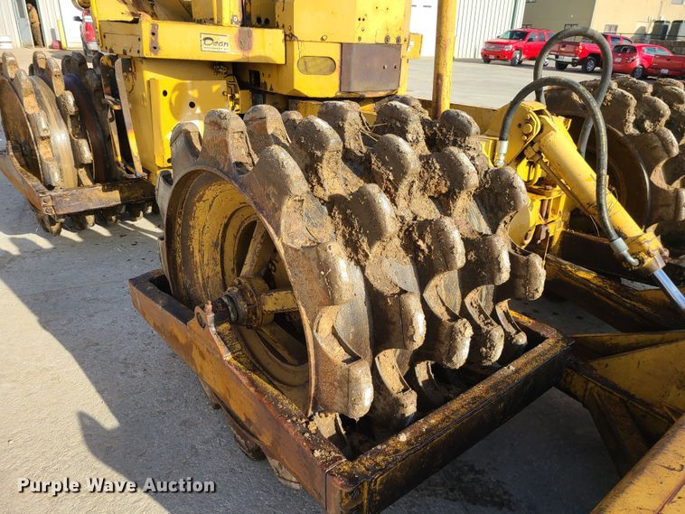 image for item JW9841 1975 Caterpillar 815  soil compactor