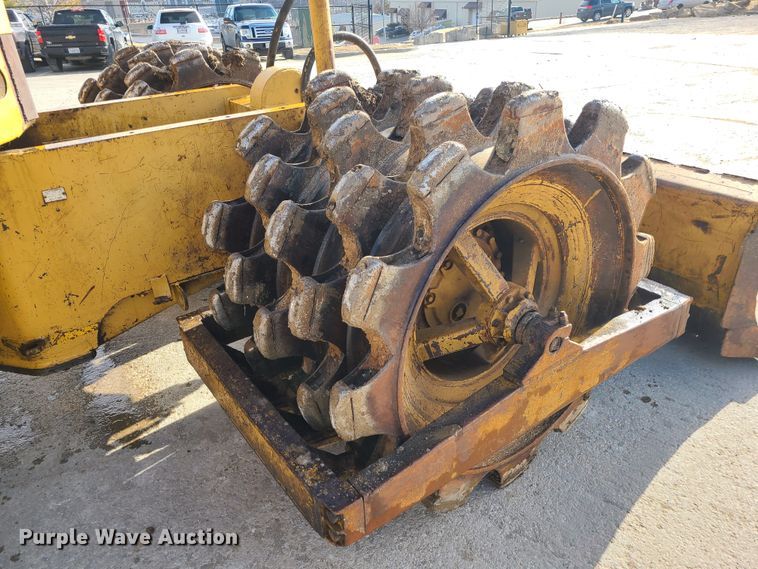 image for item JW9841 1975 Caterpillar 815  soil compactor