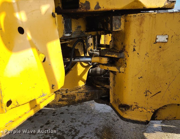 image for item JW9841 1975 Caterpillar 815  soil compactor