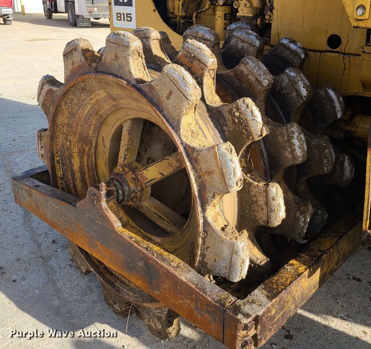 image for item JW9841 1975 Caterpillar 815  soil compactor