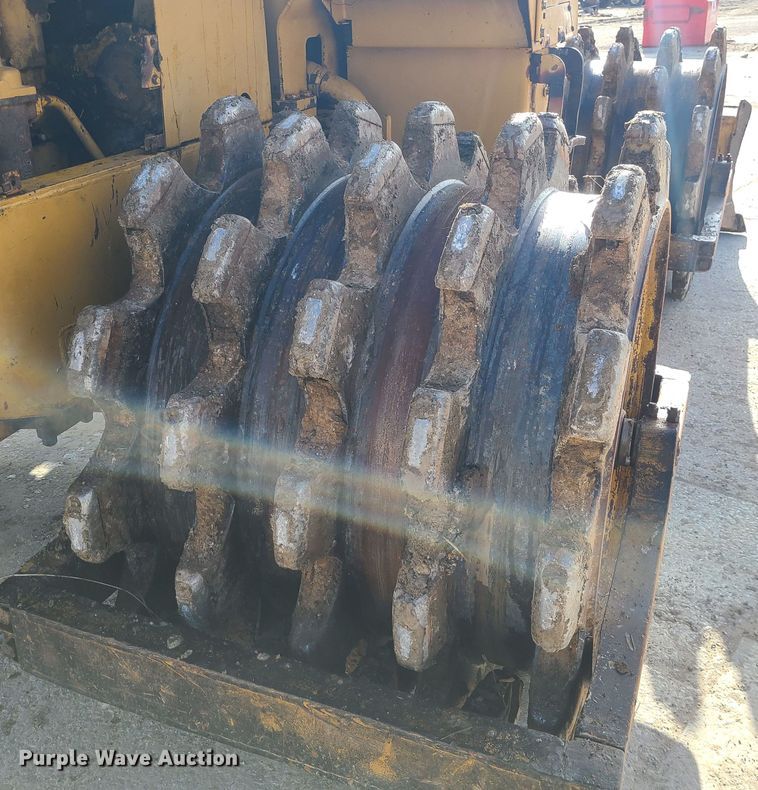 image for item JW9841 1975 Caterpillar 815  soil compactor