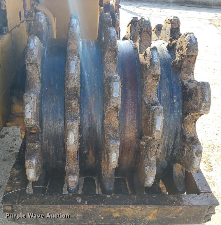 image for item JW9841 1975 Caterpillar 815  soil compactor