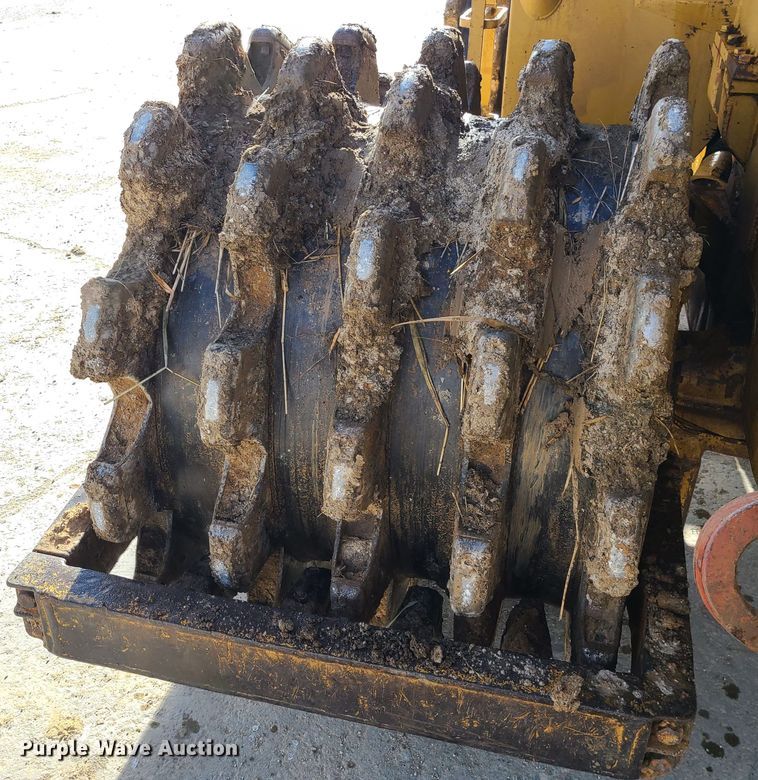 image for item JW9841 1975 Caterpillar 815  soil compactor