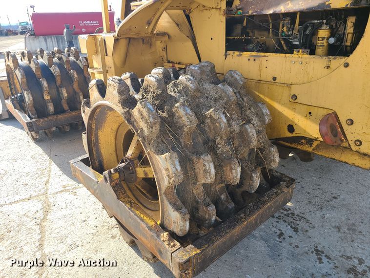 image for item JW9841 1975 Caterpillar 815  soil compactor