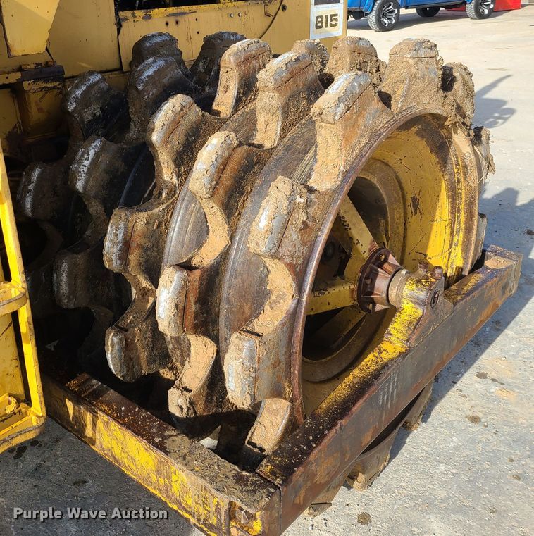 image for item JW9841 1975 Caterpillar 815  soil compactor