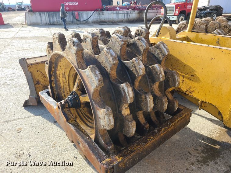 image for item JW9841 1975 Caterpillar 815  soil compactor