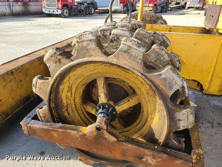 image for item JW9841 1975 Caterpillar 815  soil compactor