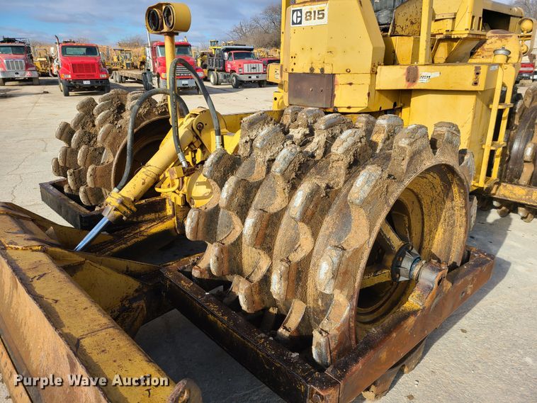 image for item JW9841 1975 Caterpillar 815  soil compactor