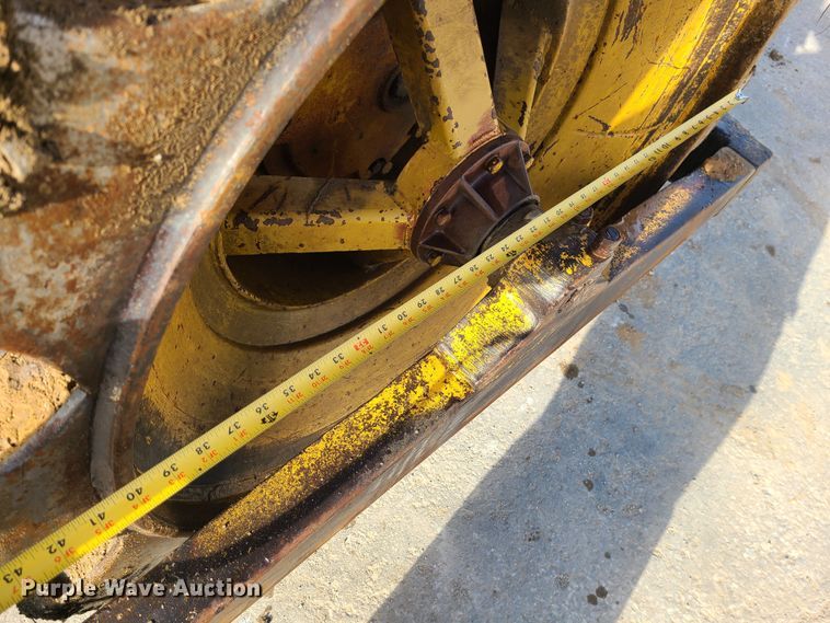 image for item JW9841 1975 Caterpillar 815  soil compactor