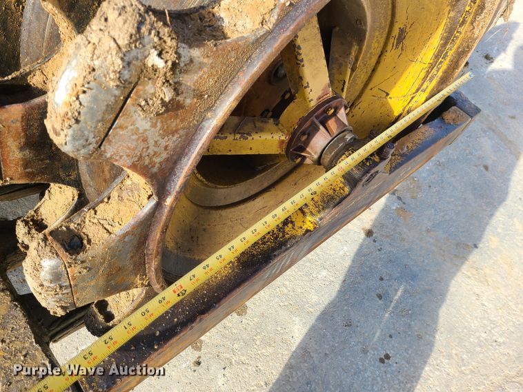 image for item JW9841 1975 Caterpillar 815  soil compactor