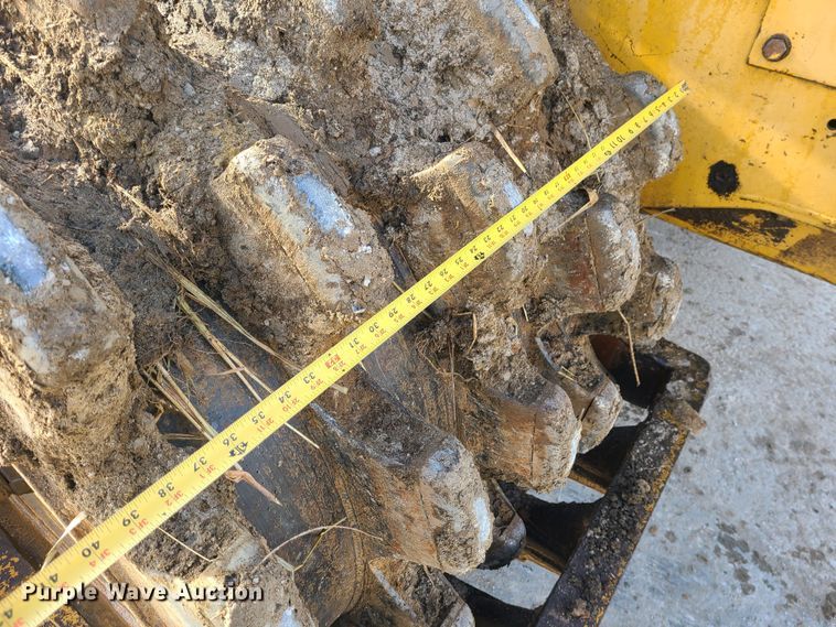 image for item JW9841 1975 Caterpillar 815  soil compactor