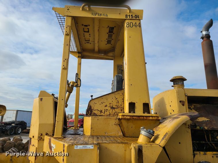 image for item JW9841 1975 Caterpillar 815  soil compactor