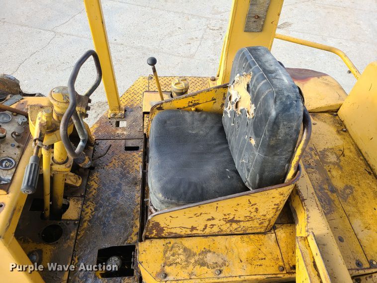 image for item JW9841 1975 Caterpillar 815  soil compactor