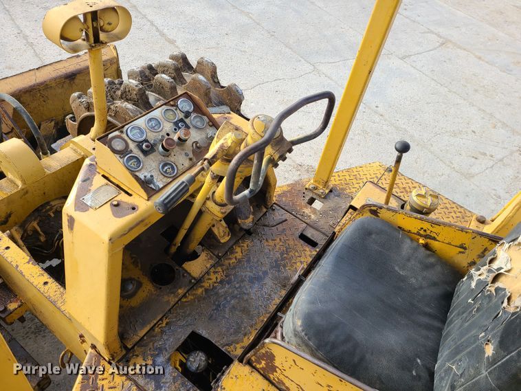 image for item JW9841 1975 Caterpillar 815  soil compactor