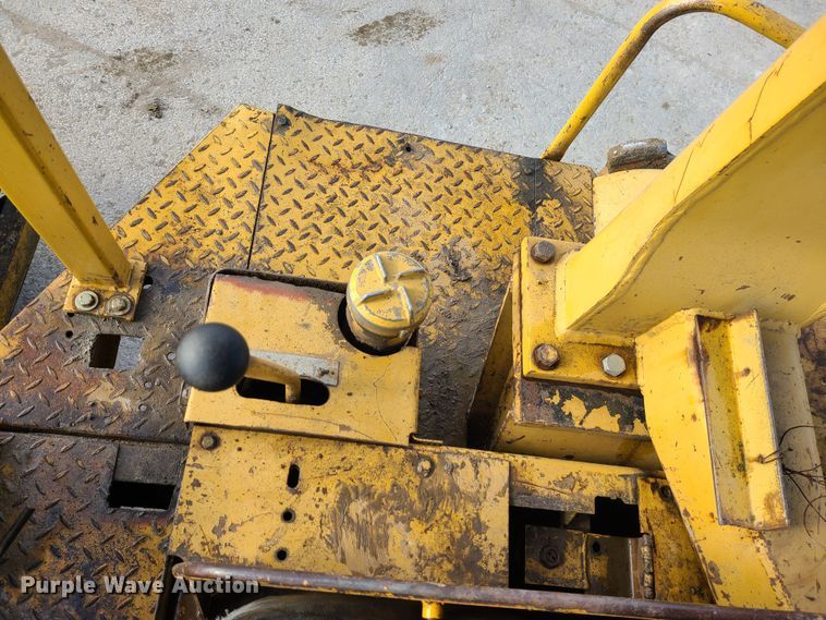 image for item JW9841 1975 Caterpillar 815  soil compactor