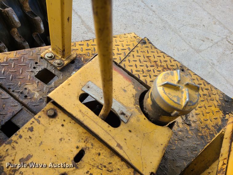 image for item JW9841 1975 Caterpillar 815  soil compactor