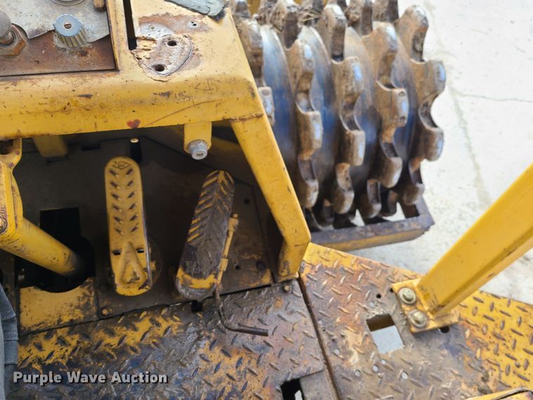 image for item JW9841 1975 Caterpillar 815  soil compactor