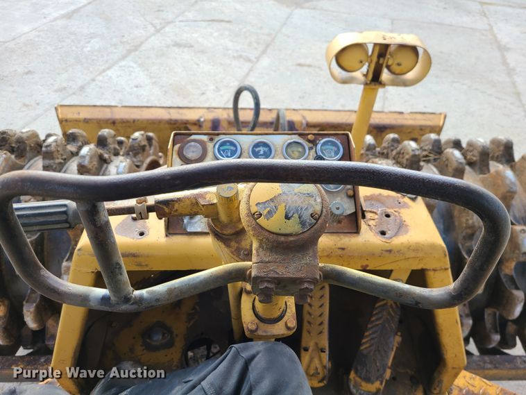 image for item JW9841 1975 Caterpillar 815  soil compactor